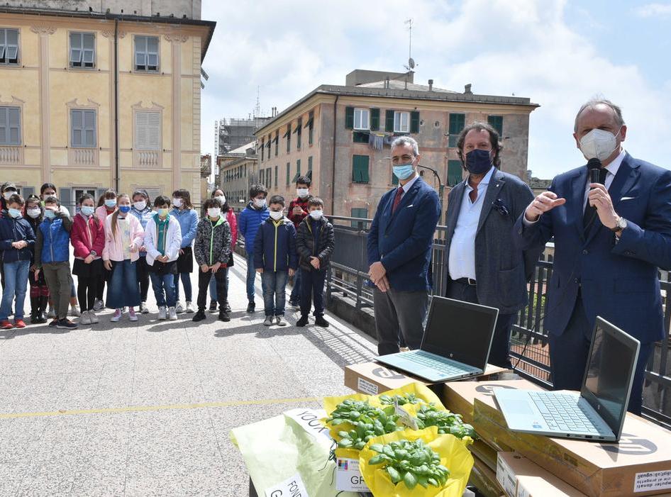 “Digitali e UgualI” consegna di pc portatili a Genova